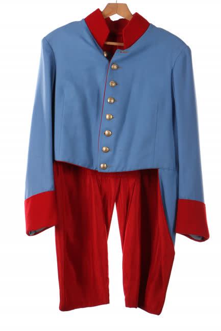 Világos kék piros díszes felső és fekete nadrág