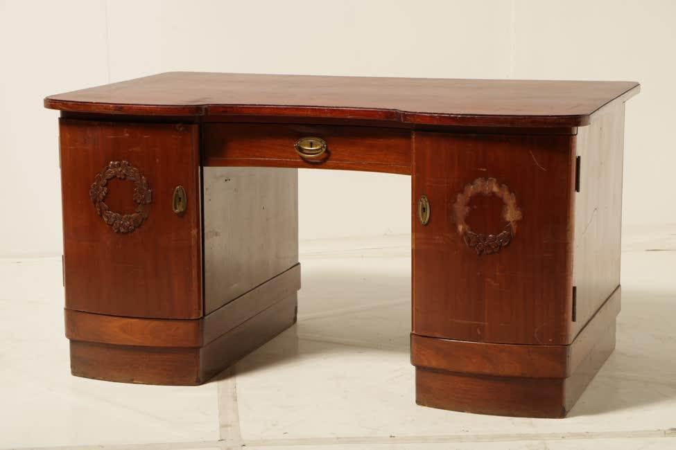 Cseresznye színű róasztal