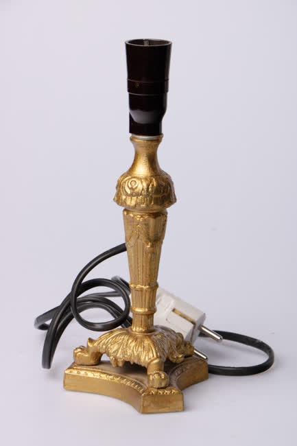 Arany fém cizellált kicsi asztali lámpa