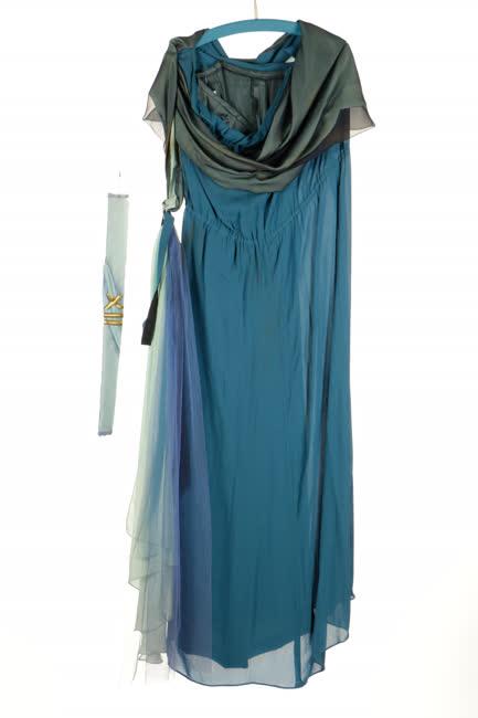 Világos kék sötétkék műszálas ruha és őv