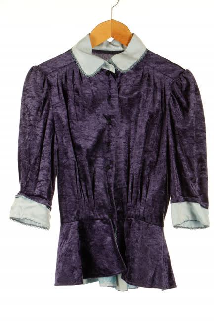 Lila plüss felső és lila selyem szoknya és alsószoknya