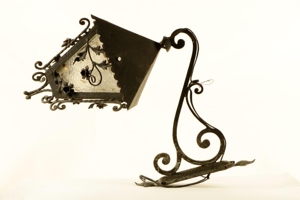 Kovácsoltvas üveg betétes kapulámpa