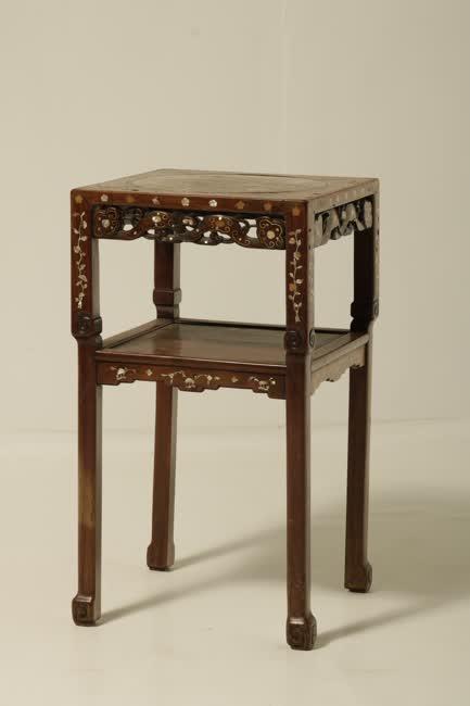 Márványbetétes keleti kisasztal