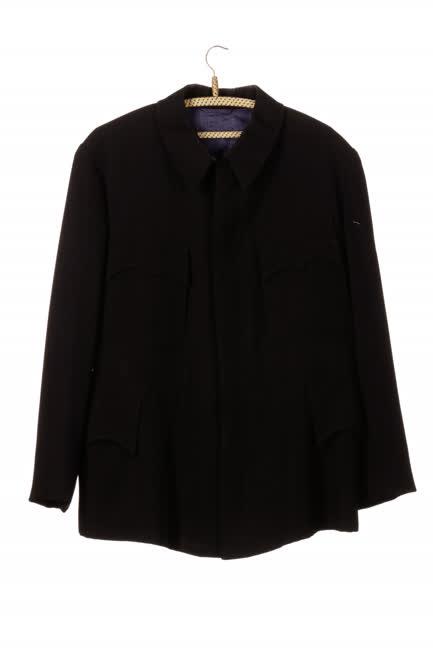 Fekete egyenfelső és kék nadrág