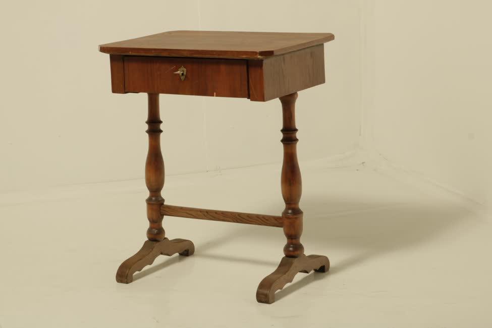 Biedermaier varróasztal