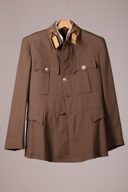  világosbarna egyenfelső és fekete nadrág