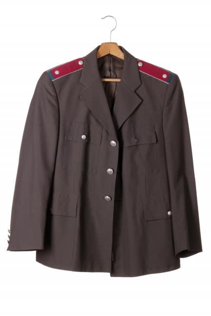 Szürke egyenfelső és szürke ing