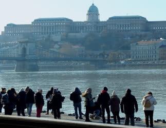 Idegenforgalom - Budapest - Külföldi turisták a holokauszt-emlékműnél
