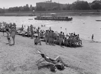 Szabadidő - Strandolók a szegedi Tisza-parton