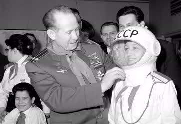 Külkapcsolat - Leonov szovjet űrhajós Magyarországon