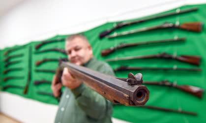 Kultúra - Hobbi - Különleges vadászfegyvereket állítanak ki Debrecenben