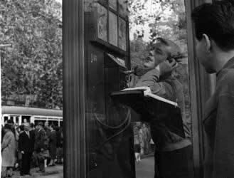 A szerző válogatása - Fiatalok egy budapesti telefonfülkénél