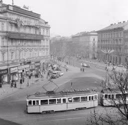 Városkép - Közlekedés - Forgalom a November 7. téren