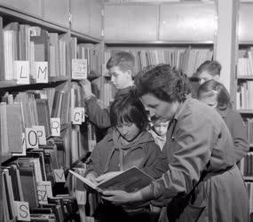 Szabadidő - Szervezet - Könyvtár a ferencvárosi úttörőházban