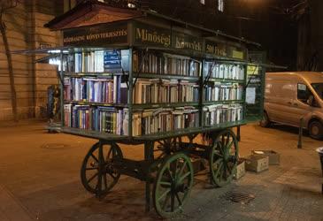 Utcakép - Budapest - Közhasznú könyvárusító szekér
