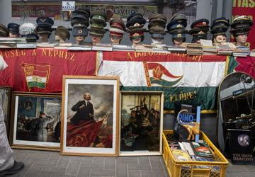 Kereskedelem - Katonai régiségek árusítása a lőrinci piacon