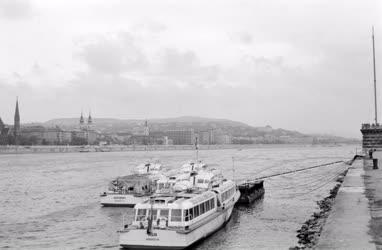 Városkép - A Duna-parton esőben