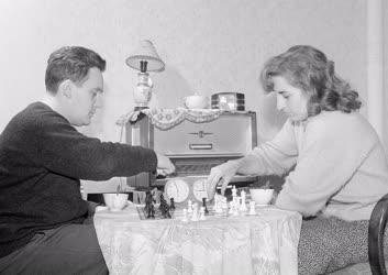 Sport - Életkép - A Bilek sakkbajnok házaspár otthonában