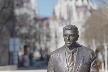 Műalkotás - Budapest - Ronald Reagan szobra