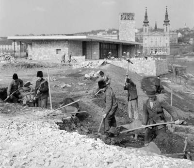 Városkép - Parkosítják a Feneketlen-tó környékét