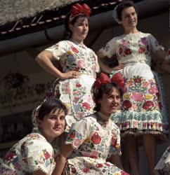 Folklór - Kalocsai népviseletbe öltözött leányok