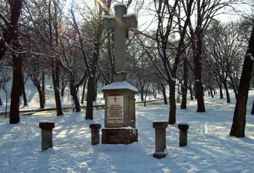 Emlékhely - Kőkereszt a havas Tabánban