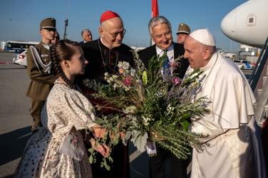 NEK - Semjén Zsolt fogadta Ferenc pápát a Liszt Ferenc-repülőtéren