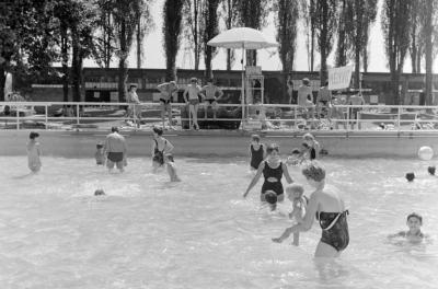 Életkép - Szabadidő - Fürdőzők a Római strandfürdőn