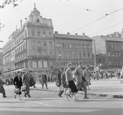 Életkép - Emberek munka után szombaton Budapesten   