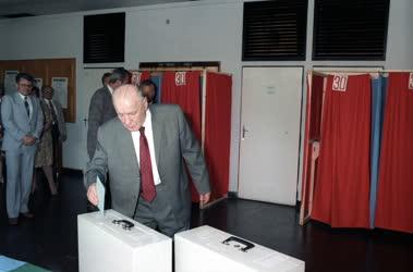 Belpolitika - Választások - Kádár János szavaz
