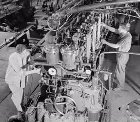 Ipar - Új dízelmotor próbaüzeme a Láng Gépgyárban
