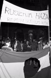 Tüntetés - A Fidesz demonstrációja a szovjet nagykövetség előtt