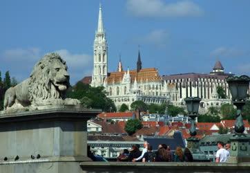 Idegenforgalom - Budapest - Turisták a Lánchídon