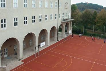 Oktatás - Pannonhalma - A bencés gimnázium épülete és sportpályája