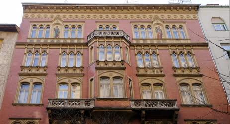 Műemlék épület - Budapest - 105 éves lakóház