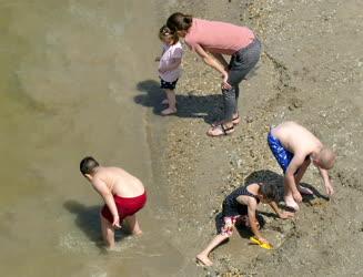 Szabadidő – Budapest - Játszó gyerekek a Duna-parton