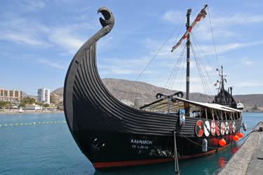 Turizmus - Los Cristianos - Bálnanéző hajó