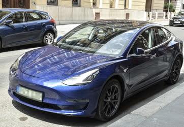 Közlekedés - Tesla elektromos meghajtású autó Budapesten