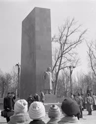 Városkép - Kultúra - Talapzatára emelték Lenin szobrát a Felvonulási térnél