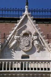 Jelkép - Budapest - Angyalos címer a Parlament homlokzatán