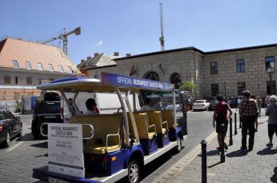 Idegenforgalom - Budapest - Városnéző busz a Budai Várban