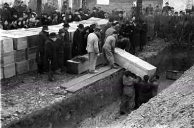 Temetés - Munkaszolgálatosok temetése