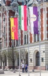 Városkép - Budapest - Zászlók díszítik az újpesti Városházát