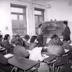 Oktatás - Esti továbbképző tanfolyam Sztálinvárosban