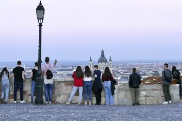 Idegenforgalom - Budapest - Fiatal turisták a Budai Várban