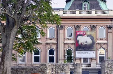 Kultúra - Budapest - Kiállítási plakát a Magyar Nemzeti Galéria épületén