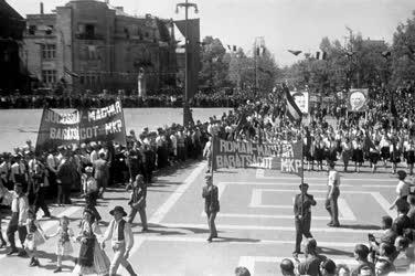 Ünnepség - Május elsejei ünnepségek Budapesten - 1946