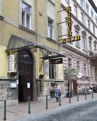 Épület - Budapest - A Kossuth Klub bejárata