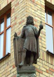 Köztéri szobor - Révkomárom - Hunyadi Mátyás az Európa Udvarban