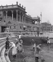 Takarítás - Tisztítják a Széchenyi fürdő külső medencéjét